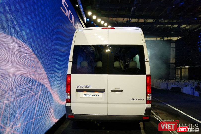 Cụm đèn hậu thiết kế theo chiều dọc, liền khối giúp cho Solati có được tính thẩm mỹ Cụm đèn hậu thiết kế theo chiều dọc, liền khối giúp cho Solati có được tính thẩm mỹ