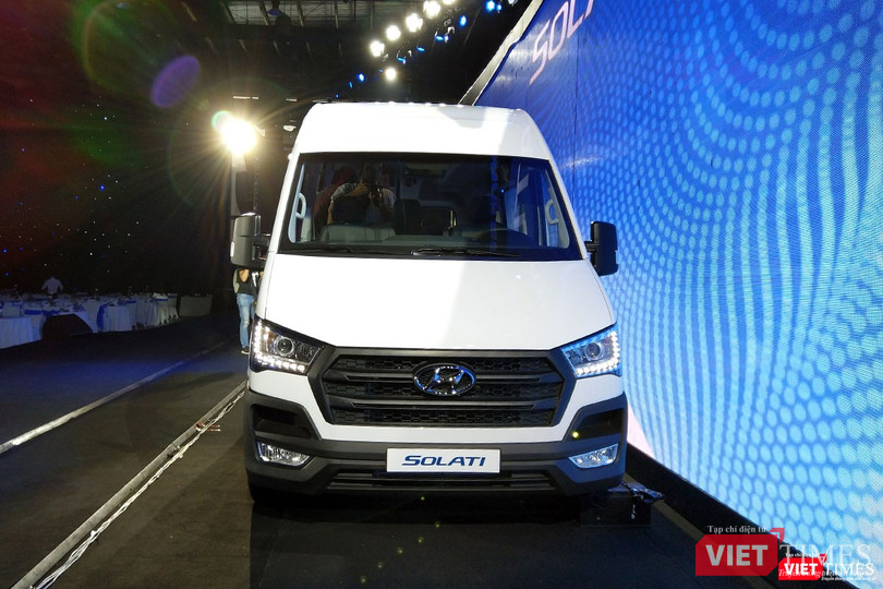 Đèn pha Halogen projector và dải LED chiếu sáng ngày là trang bị tiêu chuẩn trên Hyundai Solati Đèn pha Halogen projector và dải LED chiếu sáng ngày là trang bị tiêu chuẩn trên Hyundai Solati