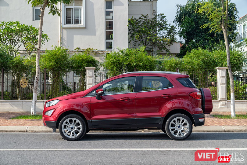 Nếu nhìn ngang, Ford EcoSport 2018 chỉ nhận ra sự khác biệt từ bộ la-zăng hợp kim kiểu dáng mới. Nếu nhìn ngang, Ford EcoSport 2018 chỉ nhận ra sự khác biệt từ bộ la-zăng hợp kim kiểu dáng mới.