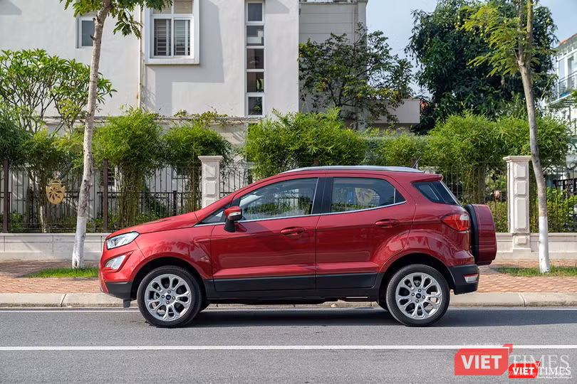 Nếu nhìn ngang, Ford EcoSport 2018 chỉ nhận ra sự khác biệt từ bộ la-zăng hợp kim kiểu dáng mới.