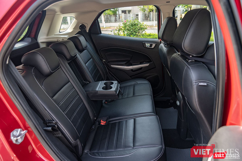 Ở bản Titanium, EcoSport sẽ có thêm bệ tỳ tay trung tâm cho hàng ghế sau. Ở bản Titanium, EcoSport sẽ có thêm bệ tỳ tay trung tâm cho hàng ghế sau.