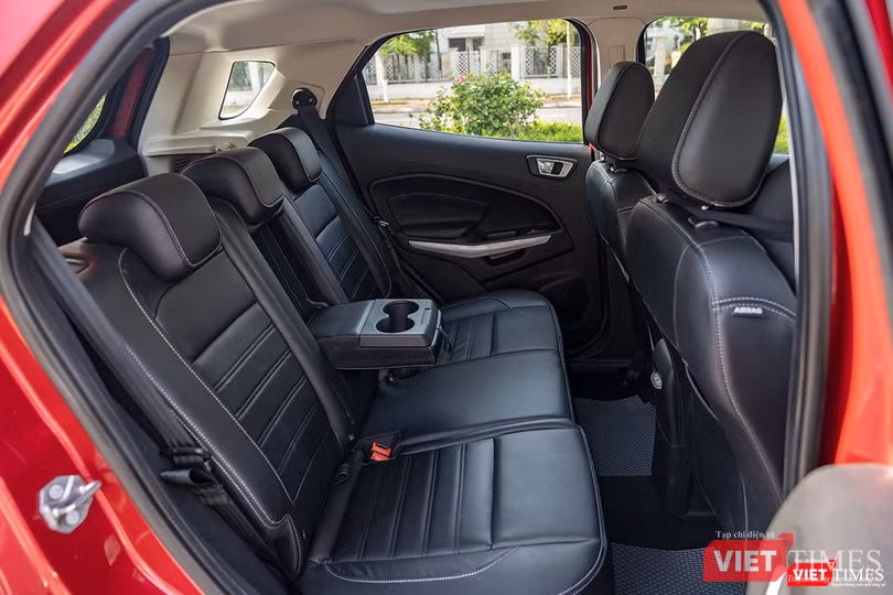 Ở bản Titanium, EcoSport sẽ có thêm bệ tỳ tay trung tâm cho hàng ghế sau.