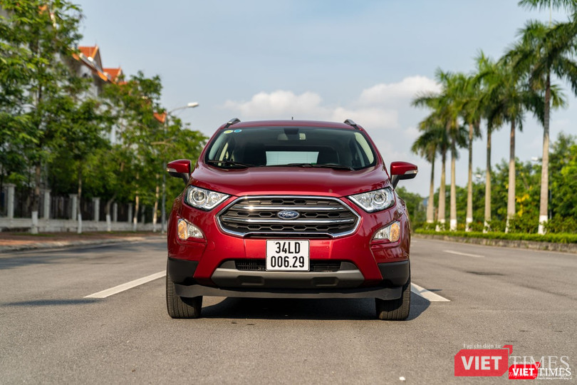 Chỉ với dải LED chiếu sáng ngày và cụm đèn pha Projector Halogen đã giúp cho EcoSport 1.0 Titanium trông "ngầu" hơn rất nhiều Chỉ với dải LED chiếu sáng ngày và cụm đèn pha Projector Halogen đã giúp cho EcoSport 1.0 Titanium trông "ngầu" hơn rất nhiều