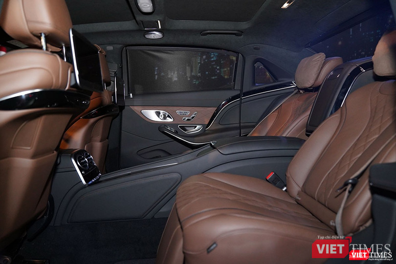 Phía sau sẽ chỉ có 2 chỗ ngồi với nhiều tính năng đúng với ý nghĩa phục vụ người ngồi ở khu vực này