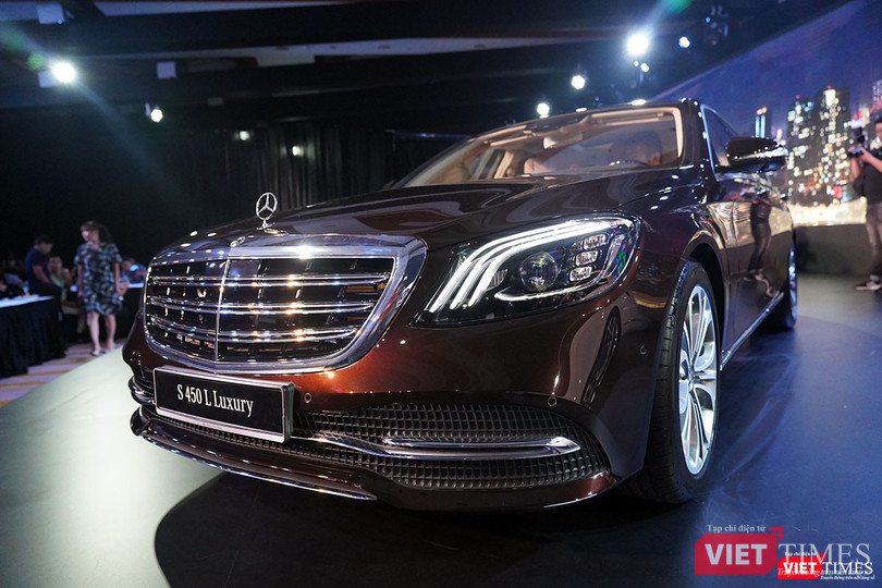 S-Class 2018 dễ dàng nhận ra sự khác biệt đến từ các chi tiết như cụm đèn pha, lưới tản nhiệt, cản dưới...