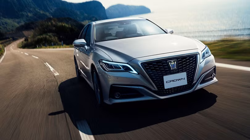 Crown thế hệ mới là mẫu xe đầu tiên của hãng trang bị mô-đun truyền dẫn dữ liệu tiêu chuẩn, cho phép kết nối 24/7.