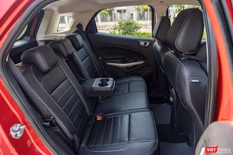 Ở bản Titanium, EcoSport sẽ có thêm bệ tỳ tay trung tâm cho hàng ghế sau. Ở bản Titanium, EcoSport sẽ có thêm bệ tỳ tay trung tâm cho hàng ghế sau.