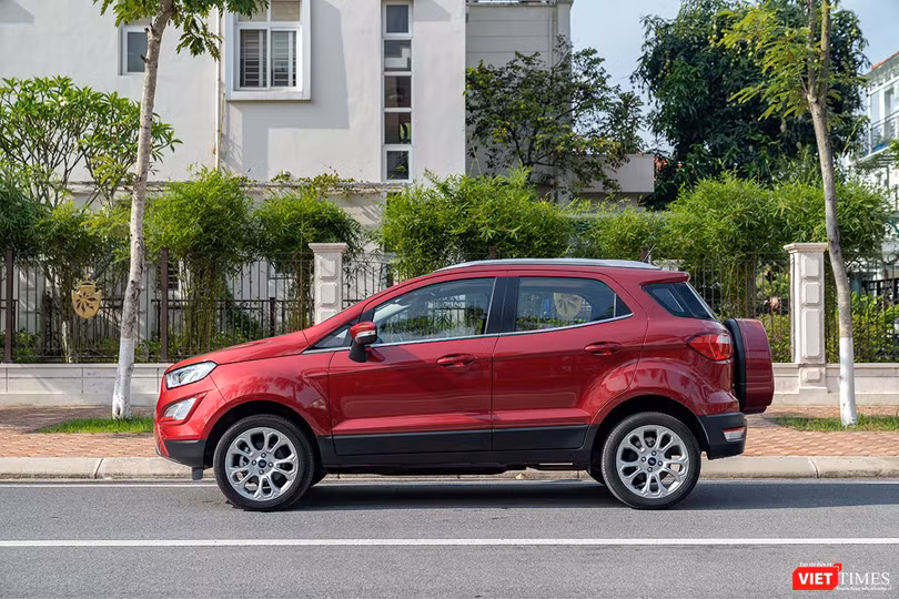 Nếu nhìn ngang, Ford EcoSport 2018 chỉ nhận ra sự khác biệt từ bộ la-zăng hợp kim kiểu dáng mới. Nếu nhìn ngang, Ford EcoSport 2018 chỉ nhận ra sự khác biệt từ bộ la-zăng hợp kim kiểu dáng mới.