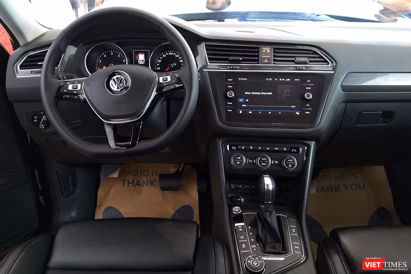 Ngoài ra, các trang bị tiện nghi khác có thể kể tới như nút bấm khởi động Start/Stop, phanh tay điện tử, tự động ngắt/mở động cơ Auto Start/Stop, tự động giữ phanh khi dừng Auto Hold, kiểm soát hành trình kết hợp giới hạn tốc độ tối đa, gương chống chói tự động,....