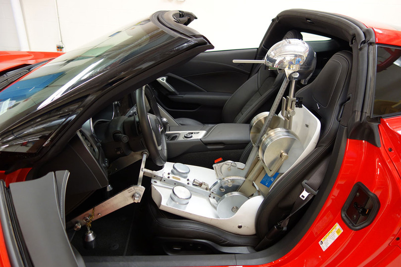 Một robot ngồi lên ghế như người thật nhằm đánh giá tác động của lực và độ võng của ghế