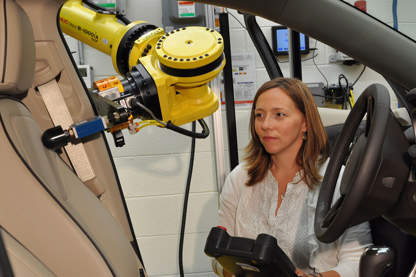 Để tạo cảm giác êm ái khi ngồi, đội ngũ kỹ sư chế tạo ghế ngồi tại GM đã ứng dụng hàng loạt bài kiểm tra khoa học để đảm bảo những chiếc ghế mang đến cho người ngồi sự êm ái nhất có thể.