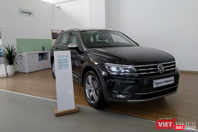 Tại Việt Nam, Tiguan Allspace 2018 sẽ chỉ có duy nhất phiên bản cao cấp High Line được trang bị nhiều công nghệ tiên tiến theo tiêu chuẩn xe Đức như hệ thống đèn pha LED, đèn sương mù chủ động điều chỉnh khoảng chiếu sáng khi vào cua và khi rẽ.