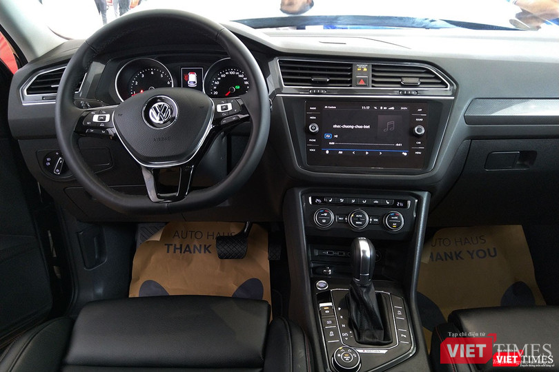 Ngoài ra, các trang bị tiện nghi khác có thể kể tới như nút bấm khởi động Start/Stop, phanh tay điện tử, tự động ngắt/mở động cơ Auto Start/Stop, tự động giữ phanh khi dừng Auto Hold, kiểm soát hành trình kết hợp giới hạn tốc độ tối đa, gương chống chói tự động,....