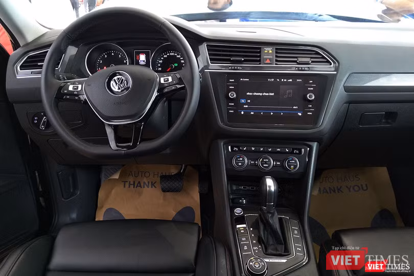 Ngoài ra, các trang bị tiện nghi khác có thể kể tới như nút bấm khởi động Start/Stop, phanh tay điện tử, tự động ngắt/mở động cơ Auto Start/Stop, tự động giữ phanh khi dừng Auto Hold, kiểm soát hành trình kết hợp giới hạn tốc độ tối đa, gương chống chói tự động,....