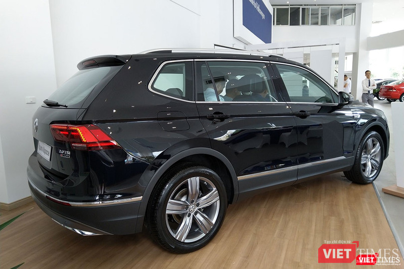 Góp mặt vào phân khúc SUV 5+2 tại thị trường Việt Nam, Volkswagen Tiguan Allspace 2018 được định vị ở phân khúc cận cao cấp. Và với mức giá 1,699 tỷ đồng mà VW Việt Nam đưa ra, có lẽ đối thủ duy nhất nhăm nhe cạnh tranh trực tiếp với mẫu xe này chỉ có thể Peugeot 5008.