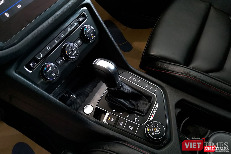 Tiguan Allspace 2018 được trang bị khối động cơ I-4 2.0 TSI công suất 180 mã lực tại 3,940 - 6,000 rpm cùng mô men xoắn đạt 320 Nm/1,500 – 3,940 rpm kết hợp với hộp số tự động ly hợp kép 7 cấp DSG. Tiêu thụ trung bình 7,8L/100km ở điều kiện tiêu chuẩn.