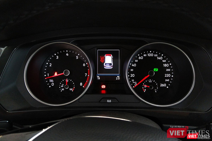 Bảng đồng hồ vẫn hiển thị theo dạng truyền thống với cụm hiện thị tốc độ và vòng tua đối xứng, ở giữa là một màn hình màu hiển thị đa thông tin. Khả năng bảng đồng hồ điện tử 12,3 inch sẽ được cung cấp dưới dạng tùy chọn.