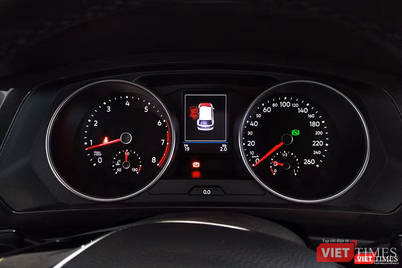 Bảng đồng hồ vẫn hiển thị theo dạng truyền thống với cụm hiện thị tốc độ và vòng tua đối xứng, ở giữa là một màn hình màu hiển thị đa thông tin. Khả năng bảng đồng hồ điện tử 12,3 inch sẽ được cung cấp dưới dạng tùy chọn.