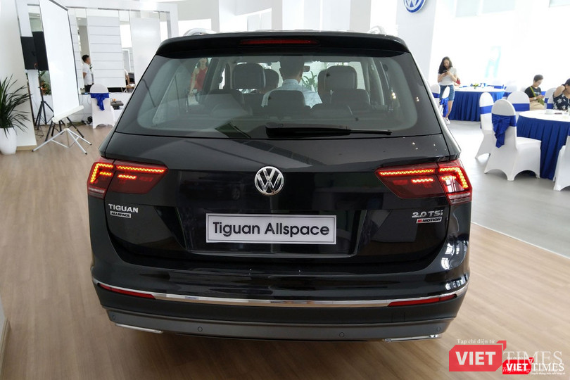 Trong khi ở phía sau, VW Tiguan Allspace 2018 sẽ có trang bị đèn hậu LED có độ chiếu sáng tương phản cao, cốp sau mở bằng điện với chức năng đá cốp.