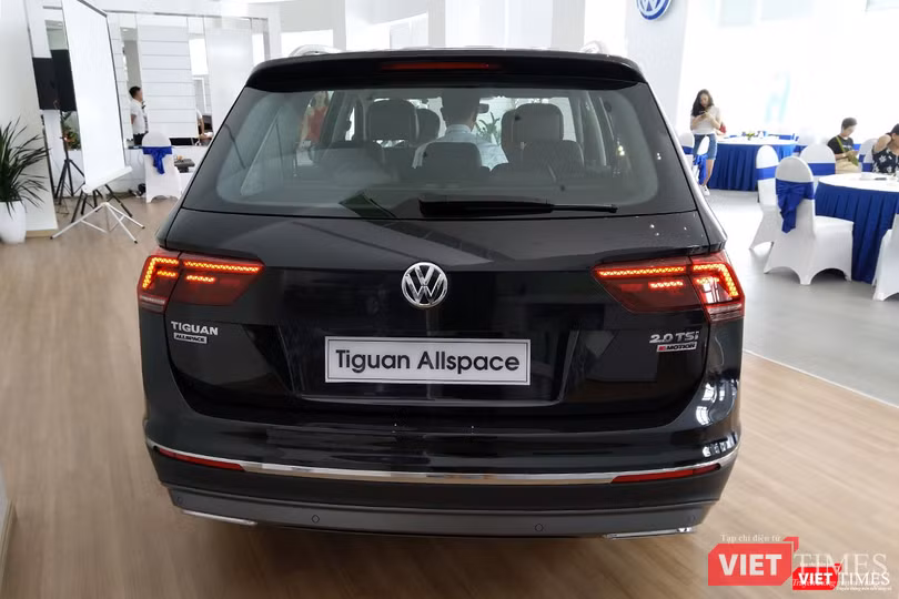 Trong khi ở phía sau, VW Tiguan Allspace 2018 sẽ có trang bị đèn hậu LED có độ chiếu sáng tương phản cao, cốp sau mở bằng điện với chức năng đá cốp.