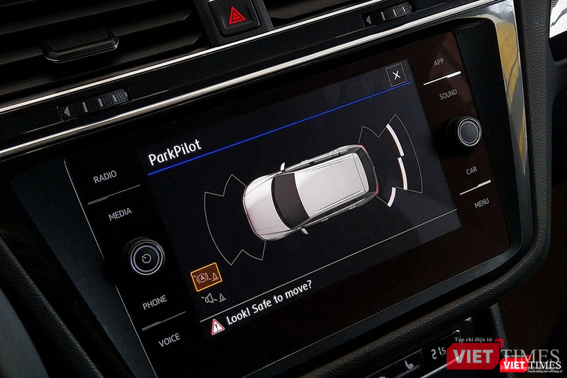 Bảng điều khiển trung tâm với hệ thống giải trí điều chỉnh trên màn hình cảm ứng cỡ lớn, cho phép người dùng có thể kết nối với các thiết bị ngoại vi qua cổng USB/AUX, Bluetooth... Tuy nhiên, xe không có camera lùi mà chỉ có cảm biến trang bị phía trước và sau xe.