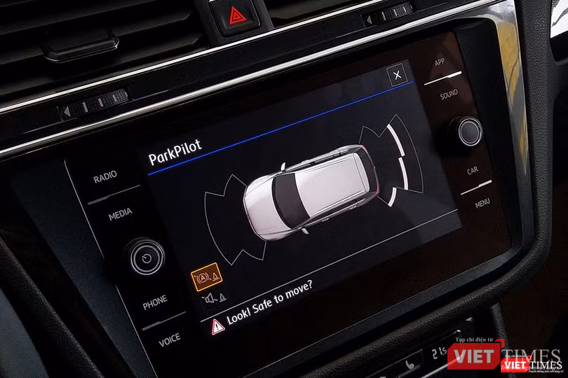 Bảng điều khiển trung tâm với hệ thống giải trí điều chỉnh trên màn hình cảm ứng cỡ lớn, cho phép người dùng có thể kết nối với các thiết bị ngoại vi qua cổng USB/AUX, Bluetooth... Tuy nhiên, xe không có camera lùi mà chỉ có cảm biến trang bị phía trước và sau xe.