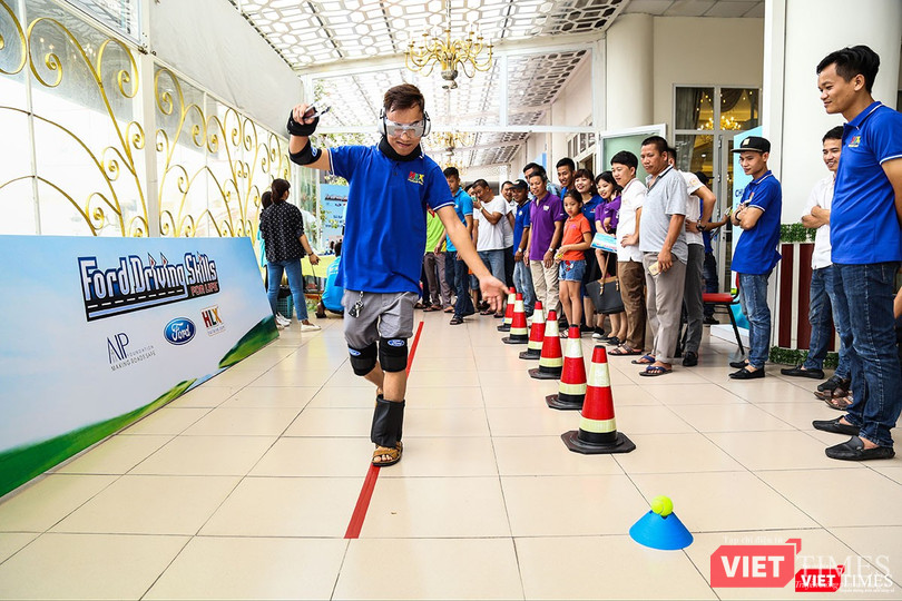 Các thành viên trải nghiệm bộ đồ mô phỏng tình trang say rượu. Các thành viên trải nghiệm bộ đồ mô phỏng tình trang say rượu.