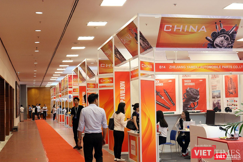 Các gian hàng phụ trợ hầu như vắng bóng khách tham quan