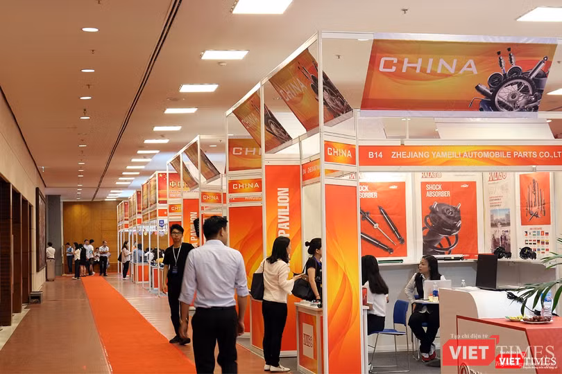 Các gian hàng phụ trợ hầu như vắng bóng khách tham quan