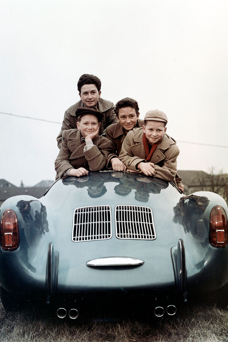 Tiến sĩ Wolfgang Porsche (1953, phải) cùng với các anh em (trái): ông Hans-Peter, ông Ferdinand Alexander và ông Gerhard trên mẫu xe Porsche 550 Spyder