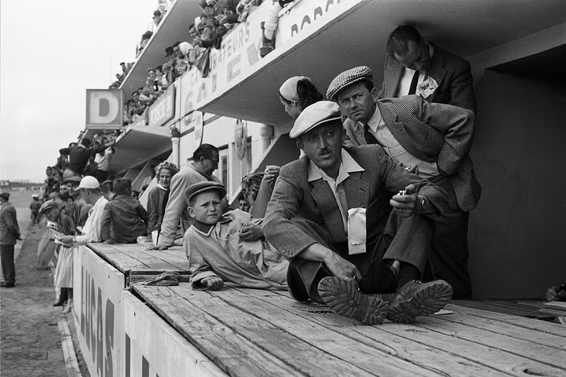Tiến sĩ Wolfgang Porsche (1956, đang nằm) cùng với cha của ông - ông Ferry Porsche (nón kẻ sọc) và ông Hans Klauser (nón sáng màu) tại khu vực pit của cuộc đua 24 Giờ Le Mans Tiến sĩ Wolfgang Porsche (1956, đang nằm) cùng với cha của ông - ông Ferry Porsche (nón kẻ sọc) và ông Hans Klauser (nón sáng màu) tại khu vực pit của cuộc đua 24 Giờ Le Mans