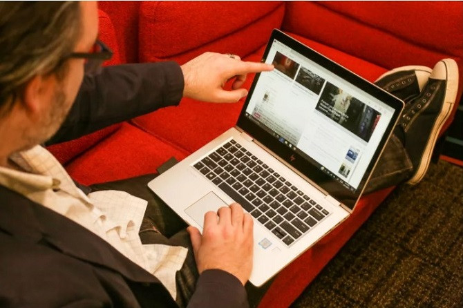 Có kẻ đang dõi theo bạn (ảnh: Sarah Tew / CNET) 