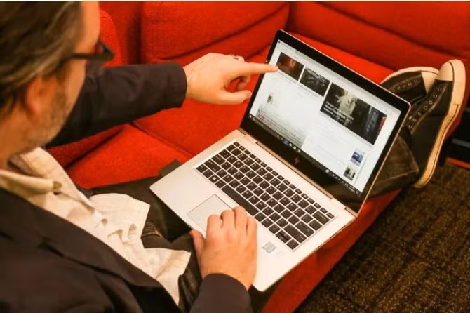 Có kẻ đang dõi theo bạn (ảnh: Sarah Tew / CNET) 