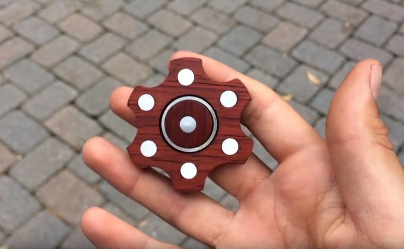 Fidget Spinner là gì? Cách chơi fidget spinner từ dễ đến khó ảnh 1