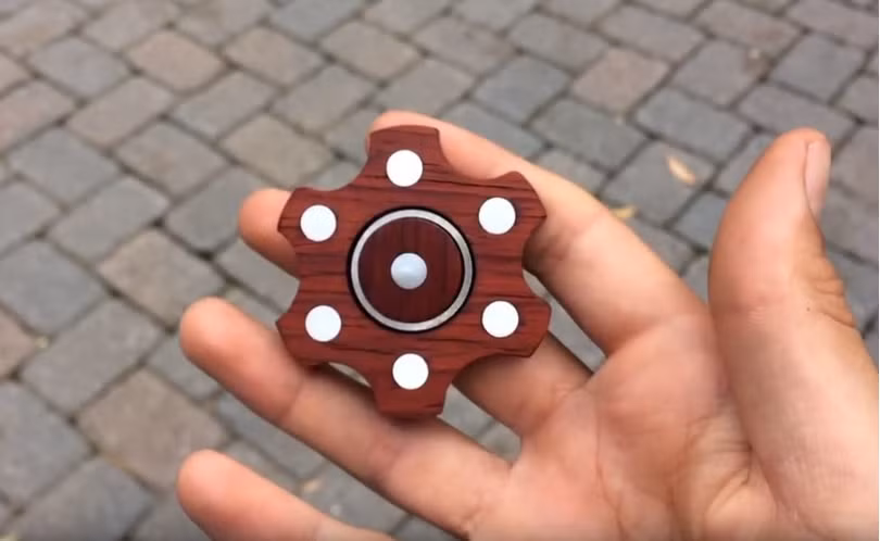 Fidget Spinner là gì? Cách chơi fidget spinner từ dễ đến khó ảnh 1