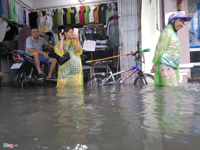 Nhip song dao lon sau tran mua bao gay ngap duong pho hinh anh 11