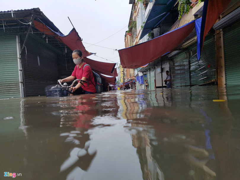 Nhip song dao lon sau tran mua bao gay ngap duong pho hinh anh 13