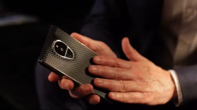 Những điện thoại xa xỉ, giá trăm triệu đồng ở Việt Nam ảnh 2