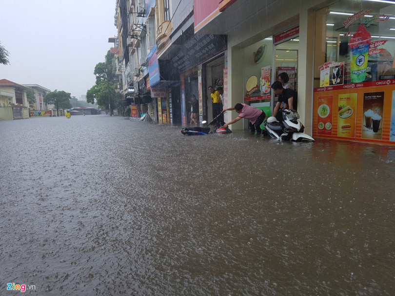 Nhip song dao lon sau tran mua bao gay ngap duong pho hinh anh 3