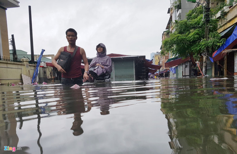 Nhip song dao lon sau tran mua bao gay ngap duong pho hinh anh 6