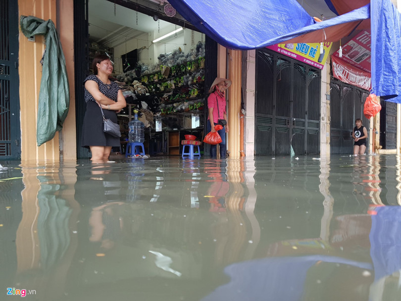 Nhip song dao lon sau tran mua bao gay ngap duong pho hinh anh 17