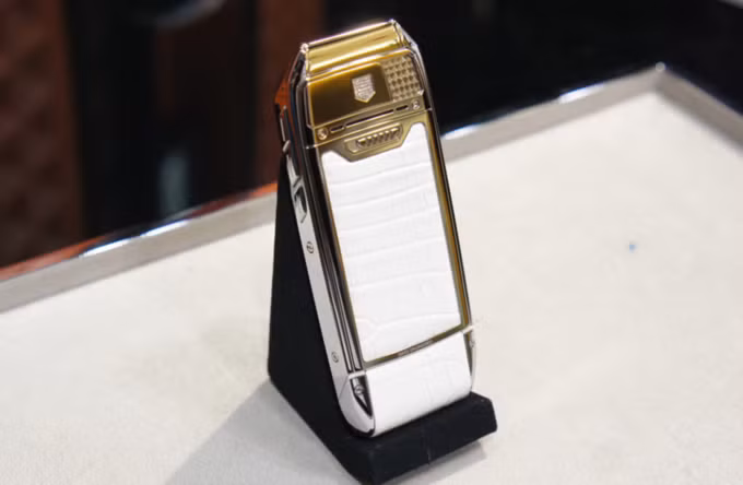 Những điện thoại xa xỉ, giá trăm triệu đồng ở Việt Nam ảnh 3