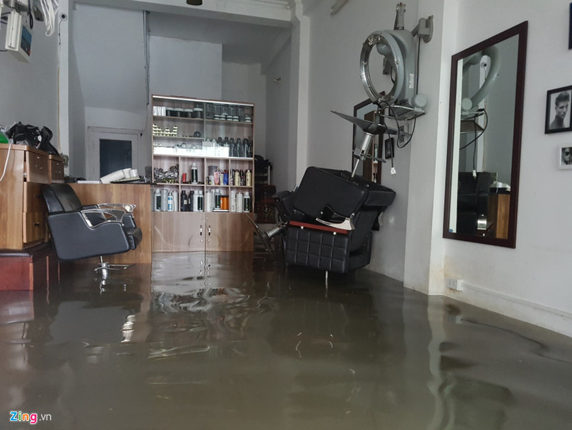 Nhip song dao lon sau tran mua bao gay ngap duong pho hinh anh 8