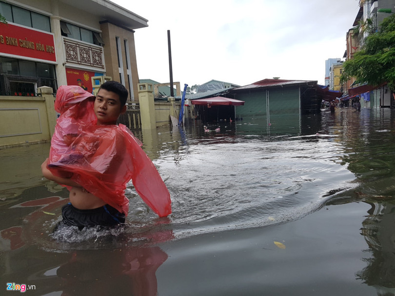 Nhip song dao lon sau tran mua bao gay ngap duong pho hinh anh 5