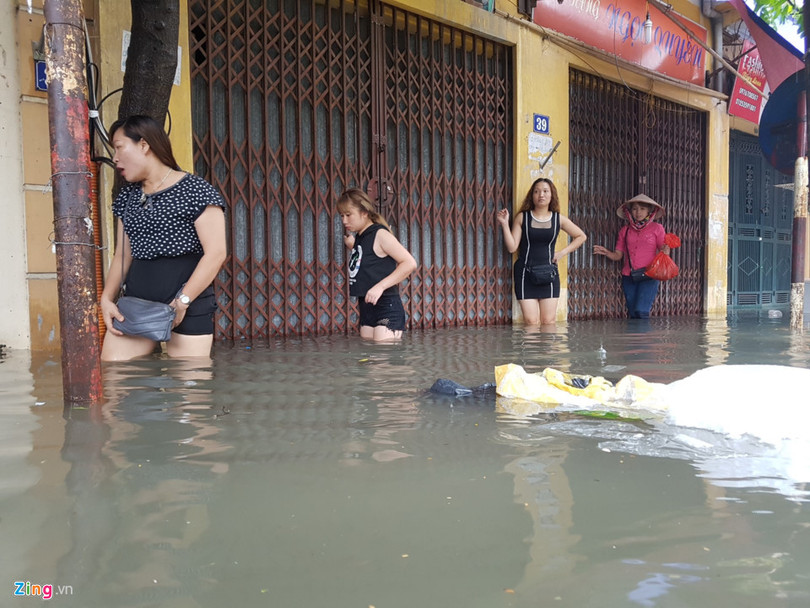 Nhip song dao lon sau tran mua bao gay ngap duong pho hinh anh 19