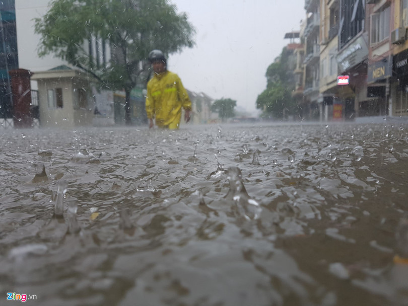 Nhip song dao lon sau tran mua bao gay ngap duong pho hinh anh 4