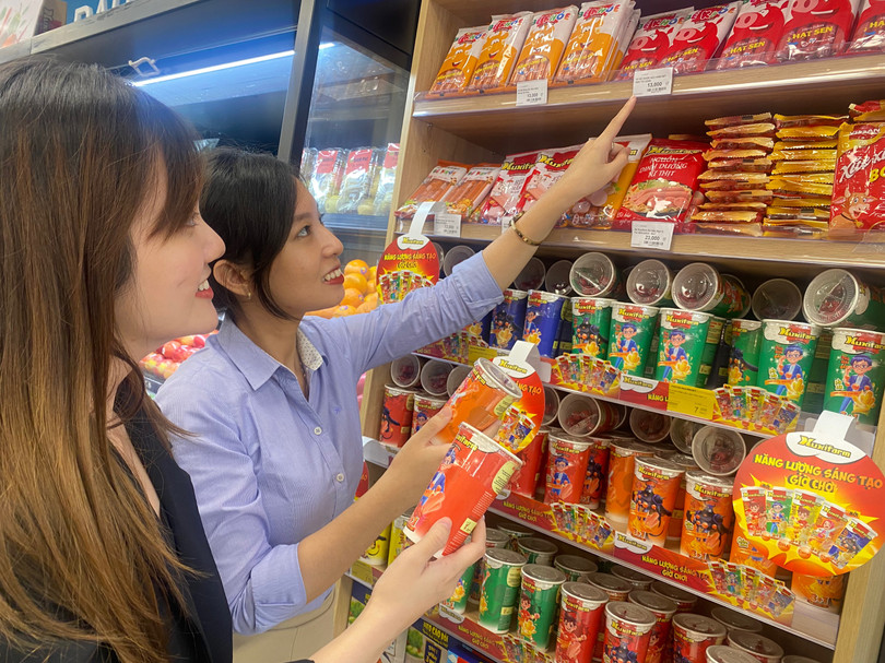 Từ quý 3 trở đi, doanh thu và lợi nhuận của Nova Consumer sẽ hợp nhất với mảng hàng tiêu dùng. Trong hình: Người tiêu dùng chọn mua sản phẩm xúc xích Xuxifarm tại siêu thị Nova Market.