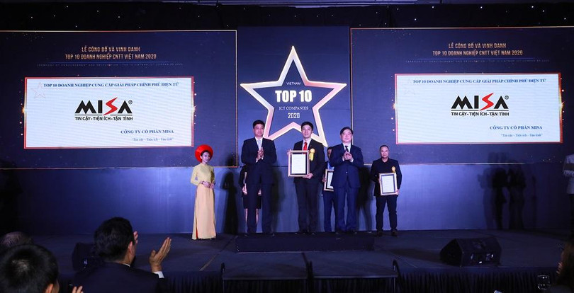 Ông Phạm Xuân Cường - Phó Giám đốc kinh doanh, MISA Hà Nội nhận Top 10 doanh nghiệp cung cấp cung cấp giải pháp Chính phủ điện tử