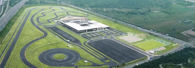 Đường đua tại BMW Korea Driving Center làm thỏa lòng các tay chơi tốc độ.