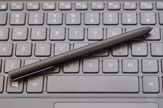 Không có vị trí để cất bút cảm ứng trên máy.Ảnh: The Verge.